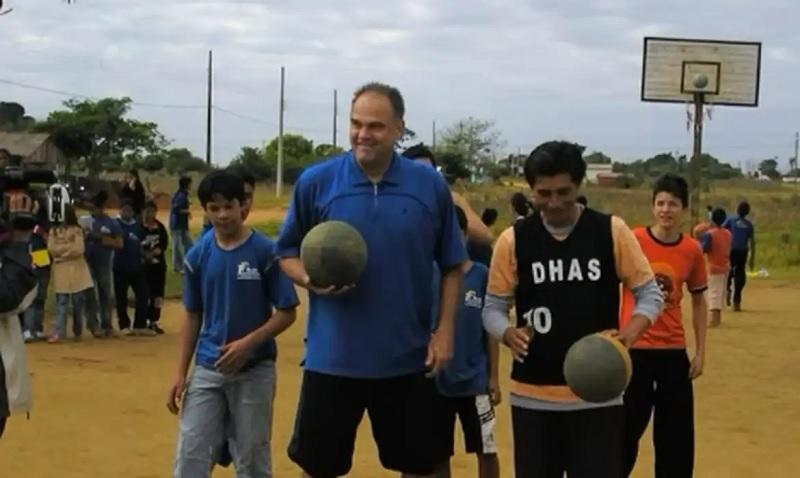 Projeto de Oscar Schmidt vence torneio escolar nacional