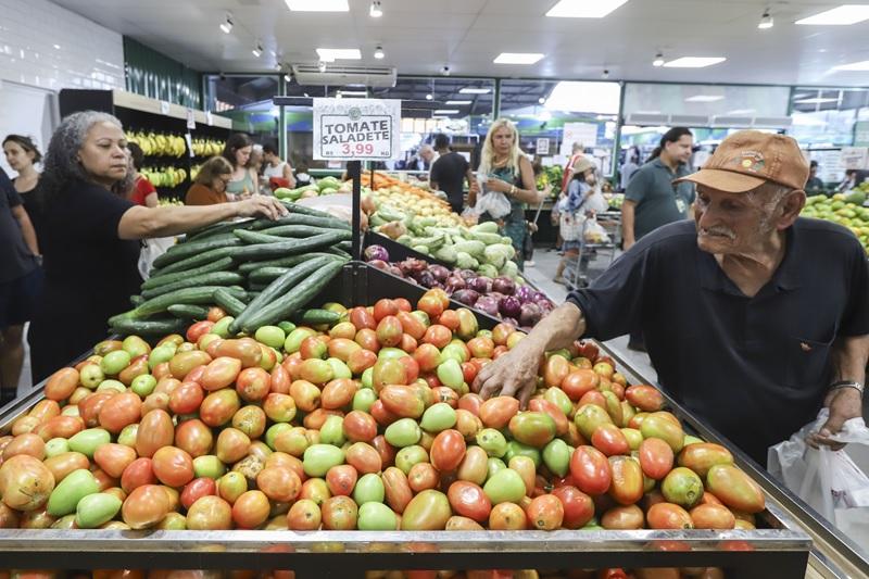 Curitiba. Alimento acessível no Sacolão Rui Barbosa