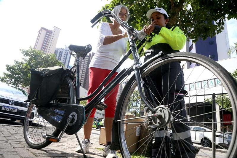 Curitiba. Blitz educativa orienta ciclistas