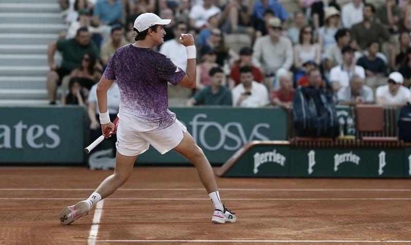 João Fonseca segue vivo no torneio de Roland Garros