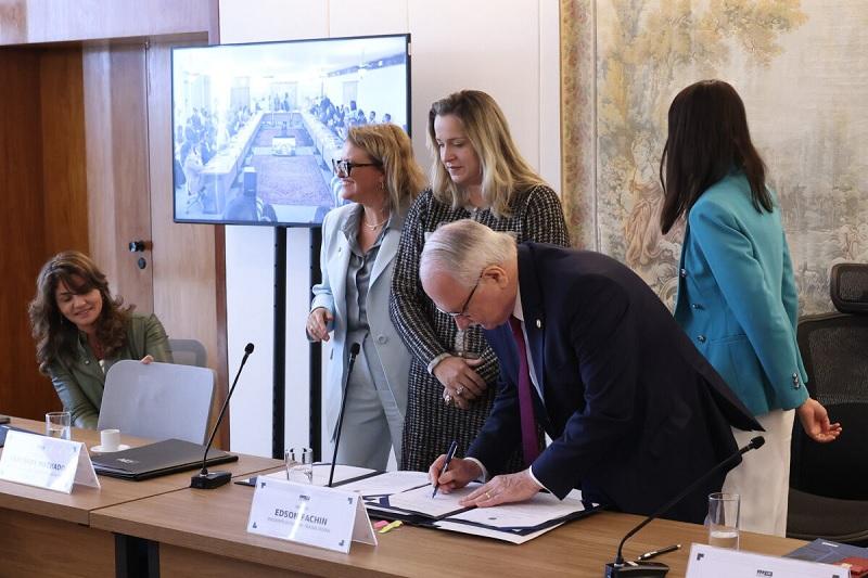Ministro Fachin anuncia acordo entre CNJ e DPU para proteger órfãos do feminicídio