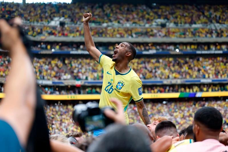 Brasil derrota Japão por 2 a 1 e avança às oitavas da Copa do Mundo