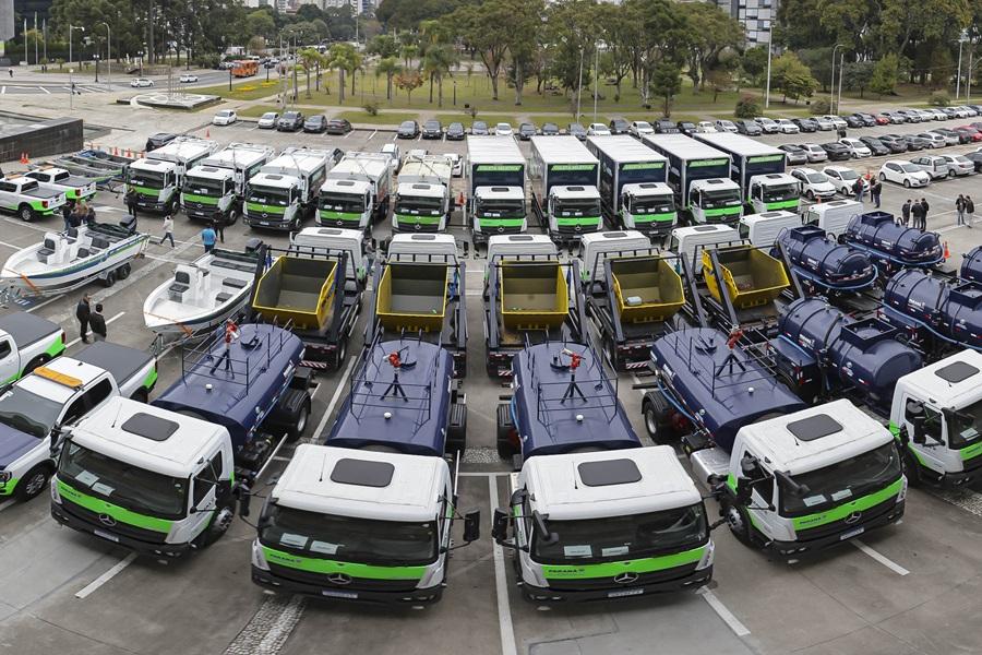 Ratinho entrega veículos e equipamentos para fortalecer gestão ambiental