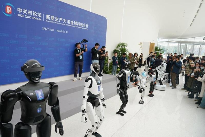 China prevê produção de 100 mil robôs humanoides em 2026