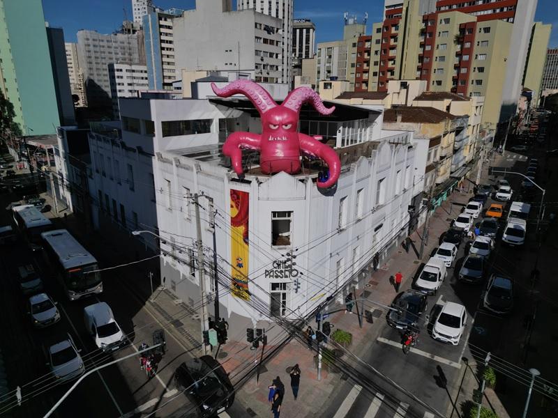 Criatura gigante vai “morar” no terraço do Cine Passeio de Curitiba