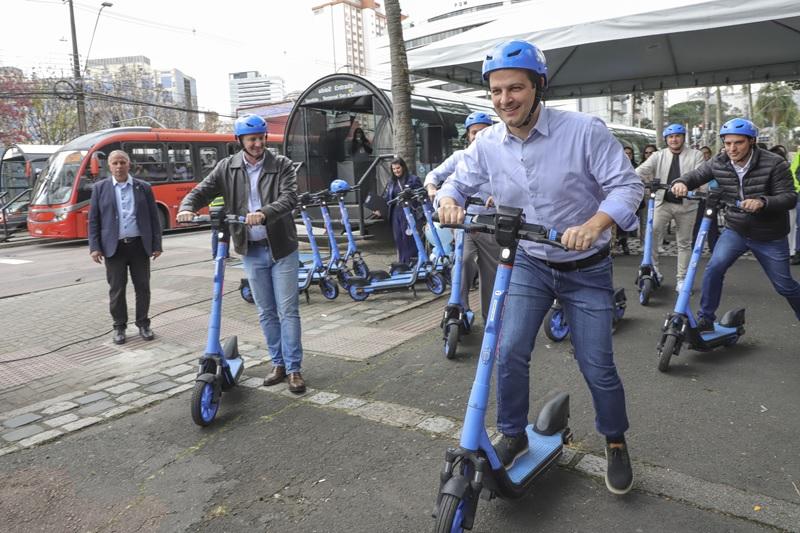 Curitiba. Prefeitura lança serviço de aluguel de patinetes