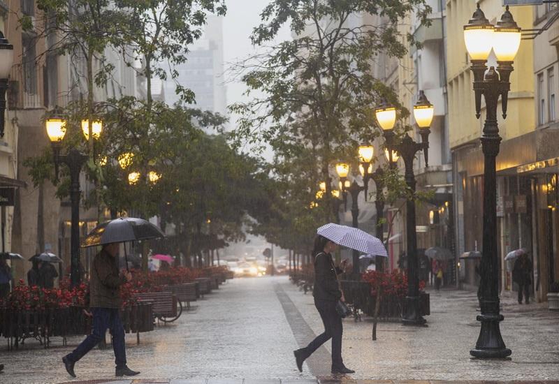 Defesa Civil de Curitiba alerta para fortes chuvas nesta sexta-feira