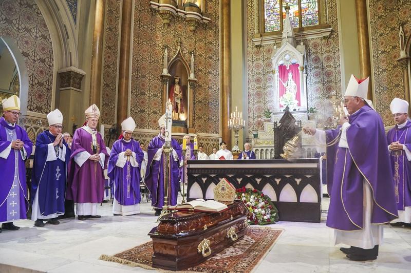 População se despede de Dom Pedro Fedalto em missa na Catedral Basílica