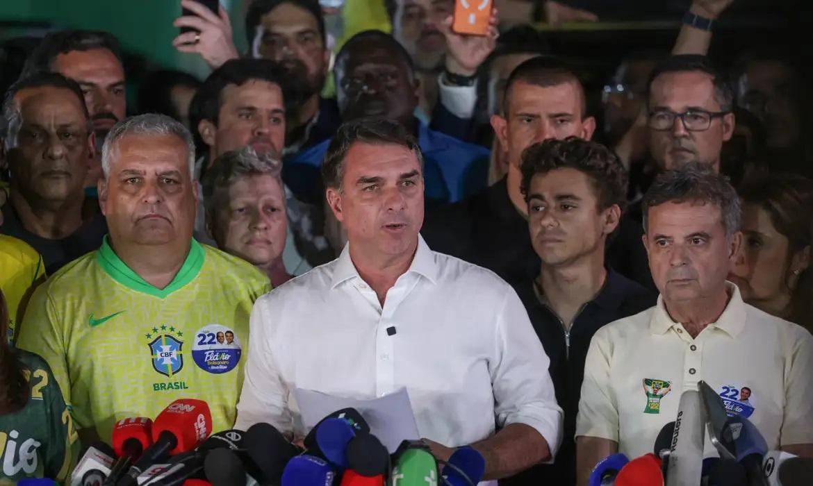 FLÁVIO BOLSONARO REJEITA RESULTADO DA ELEIÇÃO E ACUSA ZANIN DE INTERFERÊNCIA EM FAVOR DE LULA