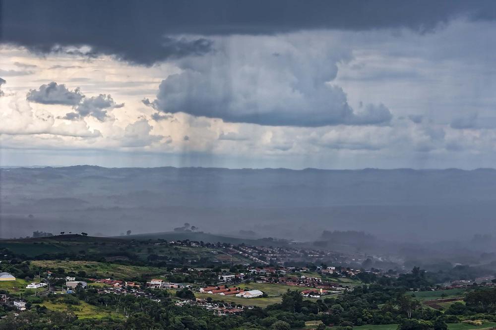 Frente fria leva tempestades e granizo ao centro-sul do país