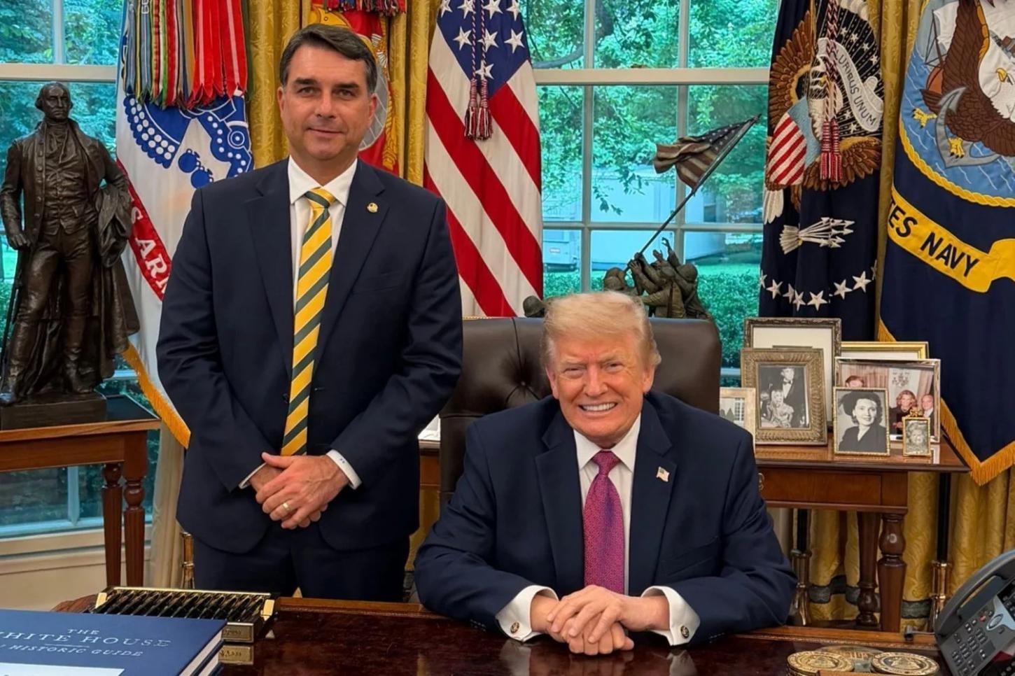 Trump entra no centro da crise: governo dos EUA teria participado da saída de Flávio Bolsonaro do Brasil