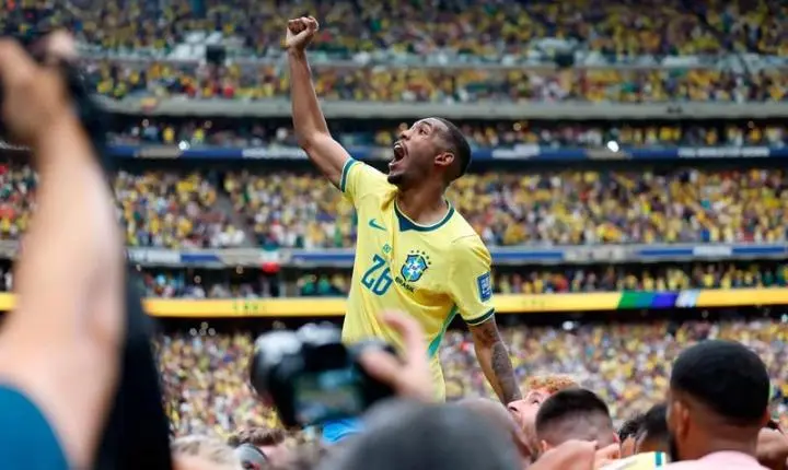 Brasil derrota Japão por 2 a 1 e avança às oitavas da Copa do Mundo