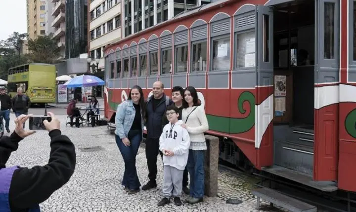 Cartão-postal de Curitiba, Bondinho da Leitura recebe quase 10 mil visitantes em julho