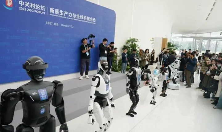 China prevê produção de 100 mil robôs humanoides em 2026