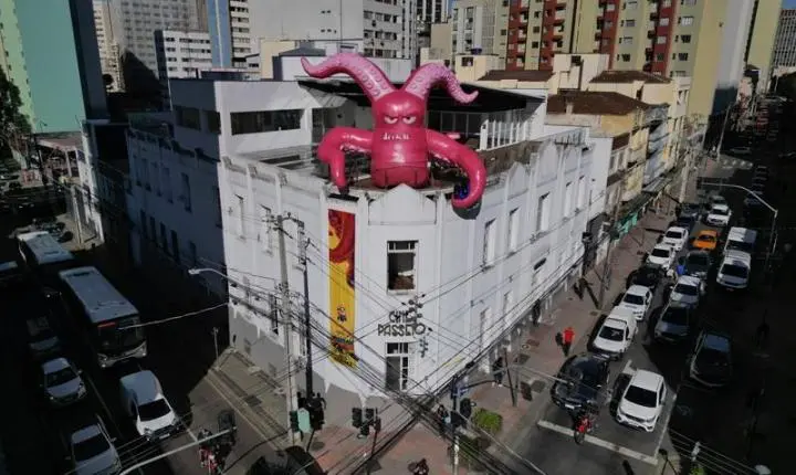 Criatura gigante vai “morar” no terraço do Cine Passeio de Curitiba