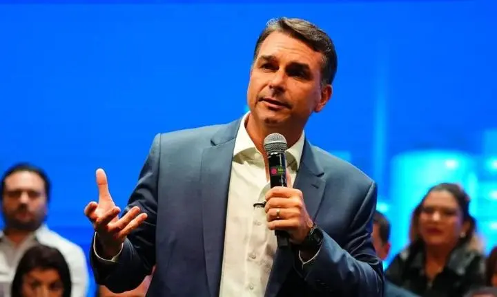 Flávio Bolsonaro vai aos EUA após derrota eleitoral e descumpre ordem do STF sobre passaportes