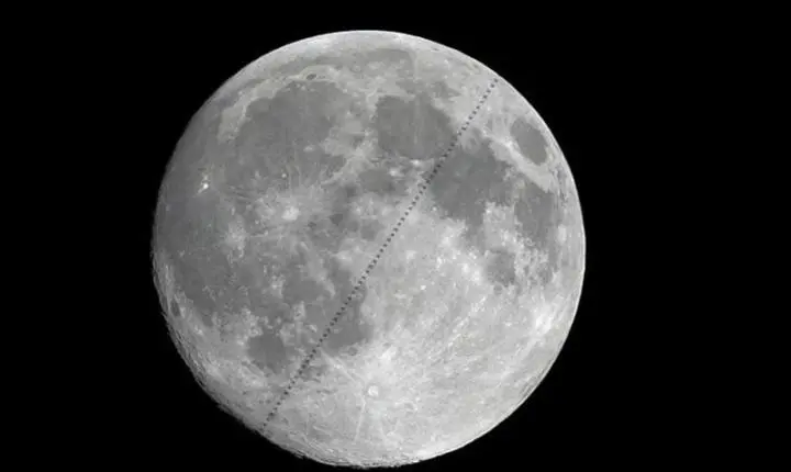 Foguete da missão Chang’e-7 chega a base de lançamento em Hainan