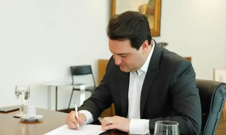 Ratinho Junior assina decreto que estabelece regras da transição para governador eleito